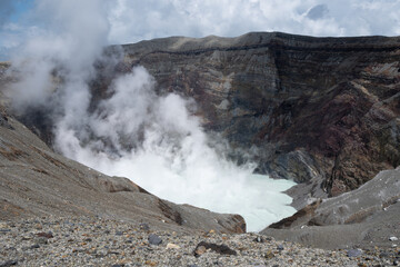 阿蘇中岳　第1火口の湯だまりと噴煙