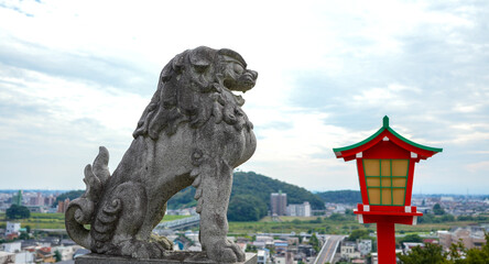 狛犬と灯篭、街の景色