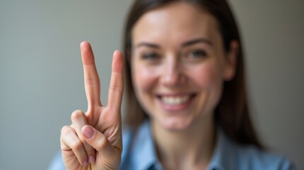 Femme en Thérapie EMDR, Eye movement desensitization and reprocessing - dans un cabinet de psychothérapie, le thérapeute passe ses doigts devant ses yeux 