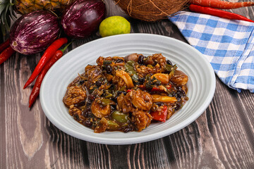 Squid with vegetables in oyser sauce