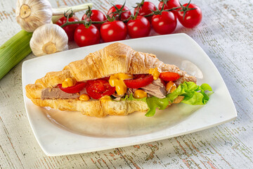 Croissant with tuna, tomato and salad