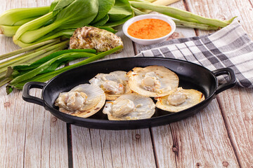 Grilled scallops with cream cheese