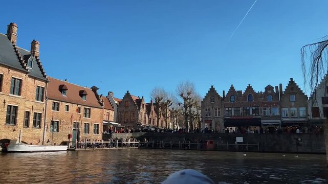 Navegando por los canales medievales de Brujas, B&eacute;lgica, 4K 