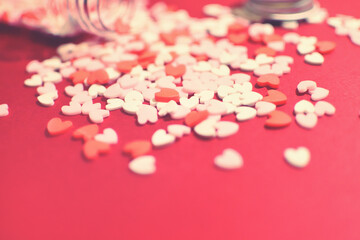 小瓶から零れるハート型のトッピングシュガー　かわいい背景装飾　溢れる気持ち　製菓材料