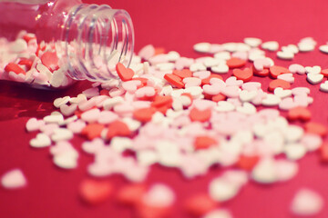 小瓶から零れるハート型のトッピングシュガー　かわいい背景装飾　溢れる気持ち　製菓材料