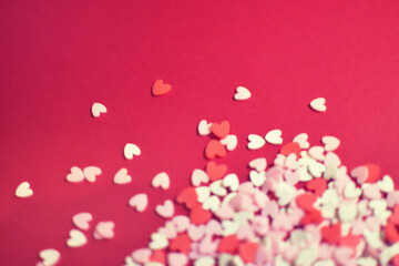 散らばったハート型のトッピングシュガー　おしゃれでかわいい背景装飾　気持ち　製菓材料