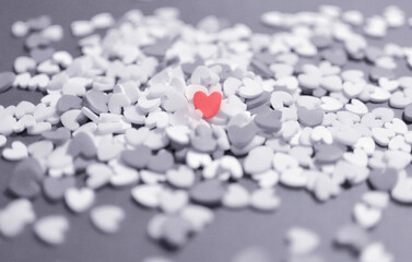 色付いたハート型のトッピングシュガー　おしゃれでかわいい背景装飾　気持ち　心象風景