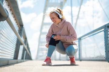 Woman experiencing knee pain during outdoor exercise