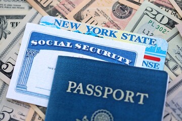 Obraz premium Social security number and New York driving license with passport on US dollar money bills close up