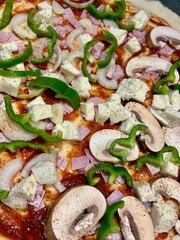 Pizza mit Mozzarella und schinken und Pilzen