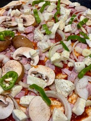 Pizza mit Mozzarella und schinken und Pilzen