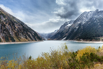 Bergsee umrahmt von herbstlichen Bergen in Österreich