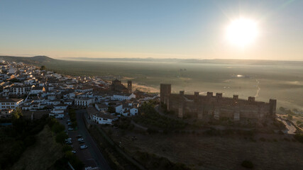 Amanecer en el castillo de Burgalimar en Baños de la Encina, Andalucía	