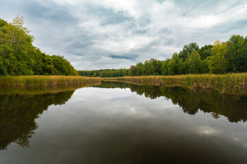 Herbstzeit mit Spiegelungen im Teich in der Oberlausitzer Heide- und Teichlandschaft 1