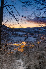 Village de montagne &agrave; la tomb&eacute;e de la nuit en hiver