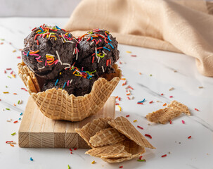 Helado de Chocolate Artesanal en Canasta de Galleta