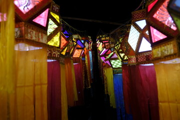 Obraz premium Colorful traditional Lanterns in Various Shapes Akash kandil (Diwali decorative lamps) Hang out side shop for sale celebrating Diwali Festival. stock photo