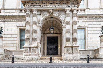 Obraz premium Bridgewater House Entrance, London - Ornate Neoclassical Stone Facade of Historic Landmark