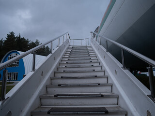Obraz premium calm morning at airport with trees and stairs, serene morning scene at airport with greenery and stairs, tranquil early morning atmosphere at airport featuring stairs and lush green