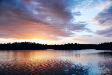 Obraz premium Colorful sunset over a calm lake