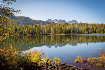 Fototapeta premium Sawtooth Mountains at Redfish Lake in Stanley Idaho