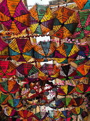 Ulica pełna kolorowych parasoli © Tomprints