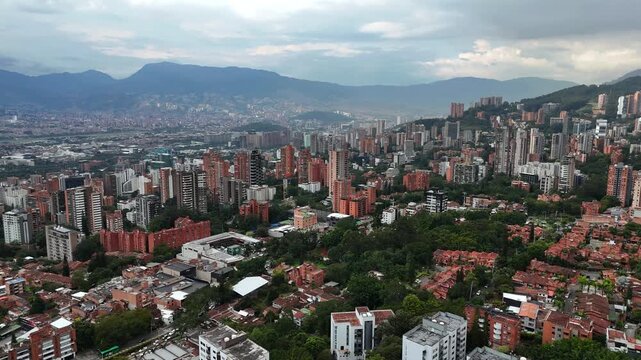 Video a&eacute;reo sobre el sector de El Poblado, en Medell&iacute;n, Colombia.