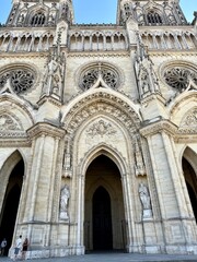 vue sur la facade et l'entrée principale de la cathedrale sainte croix à orleans un jour ensoleillé d'été