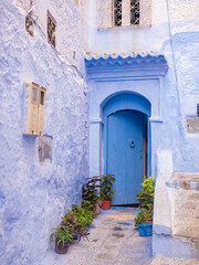 Fototapeta premium Door in a narrow alley in Chefchaouen, Morocco