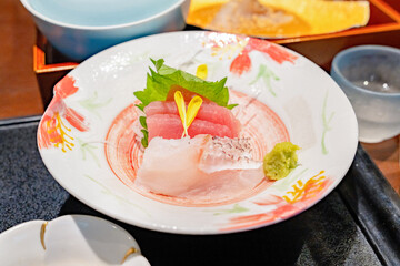 新鮮なマグロと鯛の刺身盛り合わせの美しい一皿