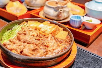 香り立つすき焼きと彩り豊かな会席料理の饗宴