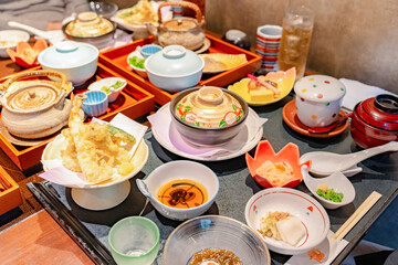 天ぷらと土瓶蒸しが並ぶ伝統的な和食会席の一皿