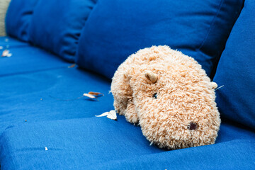 青いソファに横たわるぬいぐるみ