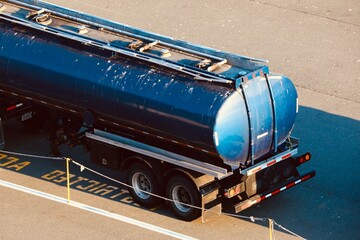Liquid type cargo truck