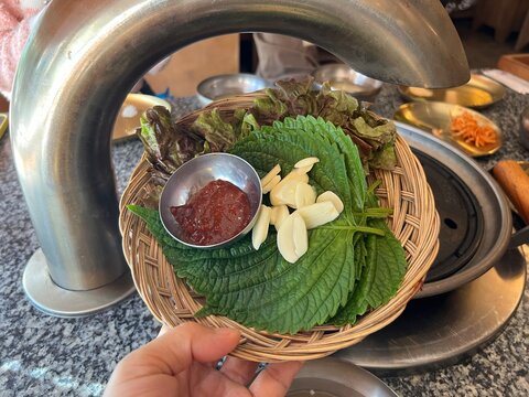 바구니에 담긴 신선한 야채와 깻잎 그리고 쌈장