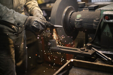 グラインダーを使い形状整形をする職人