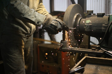 グラインダーを使い形状整形をする職人