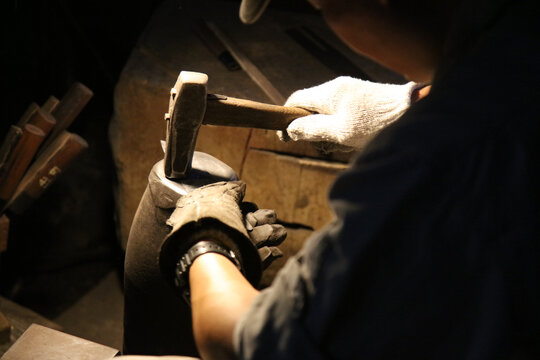 丁寧に包丁のひずみ取りをする職人