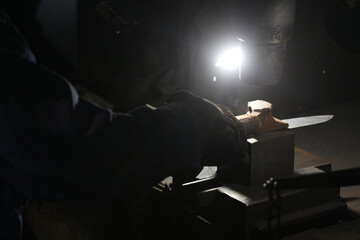 熱した材料を叩いて形を作る職人