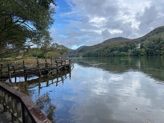가을날 강가 주변의 풍경 