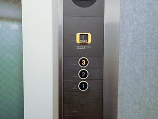 エレベーターの押しボタン