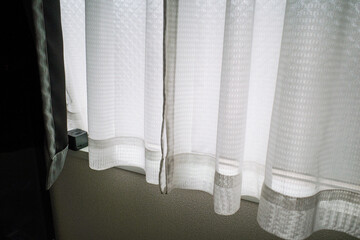 窓辺で揺れるレースのカーテン