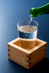 日本酒を升に注ぐイメージ写真