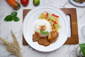 asi rames , catering box , food service ( rice, beef rendang, chicken, chili, vegetables). close up view. Nasi Uduk, Nasi Warteg