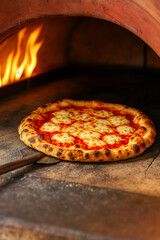 薪を使って石窯で焼いているピッツアマルゲリータ