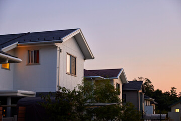 夕方の住宅地の家並