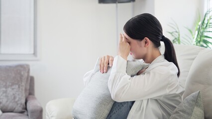 悲しくて泣くアジア人女性