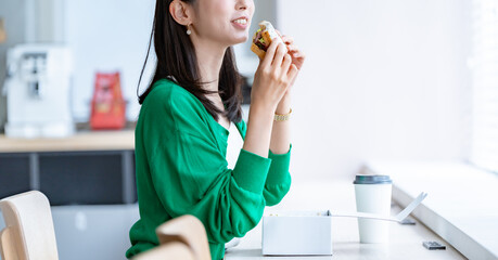 サンドイッチを食べる女性