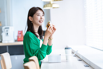 サンドイッチを食べる女性