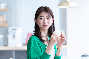 サンドイッチを食べる女性